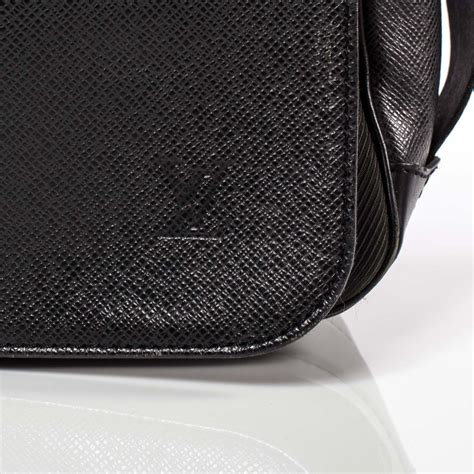 louis vuitton taiga viktor messenger bag